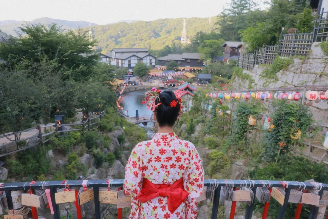 红色和服写真手机壁纸｜日式庭院背景 - 许愿牌池塘「哲风壁纸」
