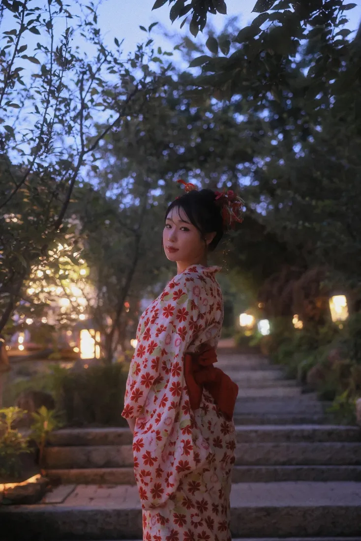 和服写真手机壁纸｜日式庭院背景 - 夜景灯笼「哲风壁纸」