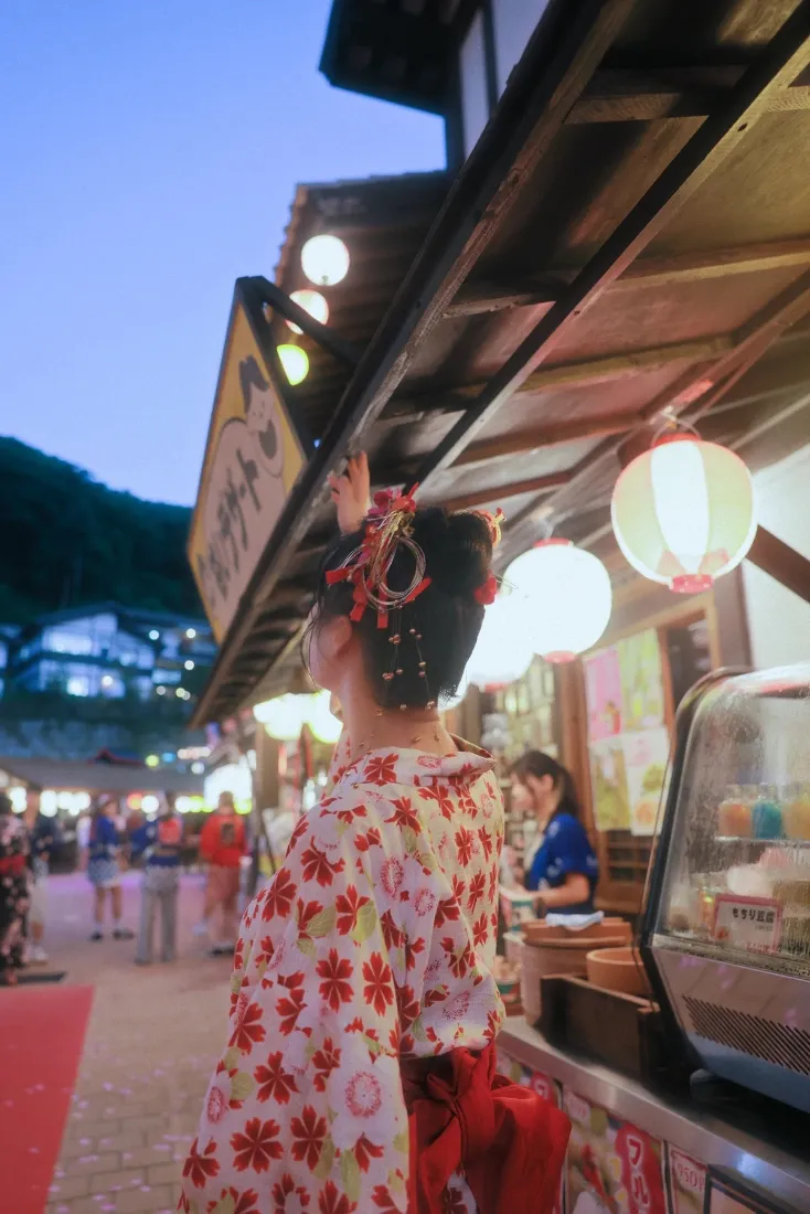 和服少女手机壁纸｜日式夜市背景图片 - 灯笼黄昏「哲风壁纸」