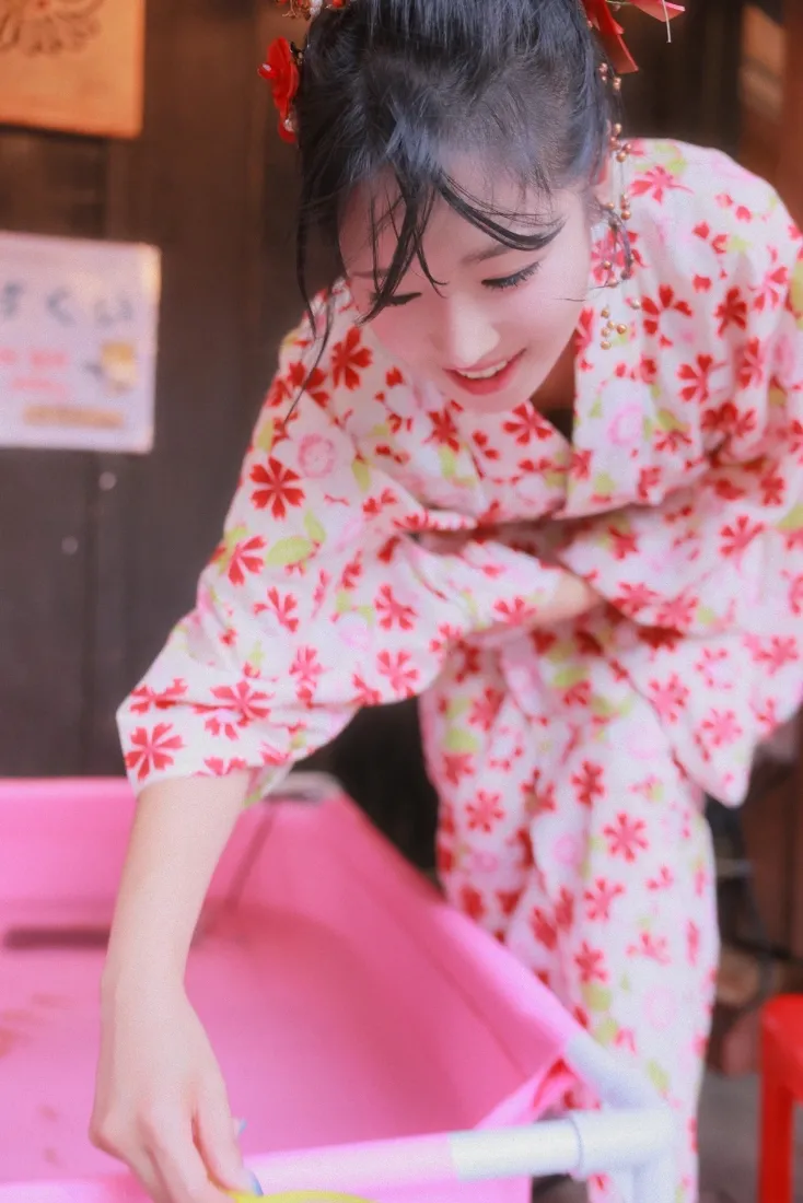 和服美女手机壁纸｜粉色背景图片 - 红色花朵和服「哲风壁纸」