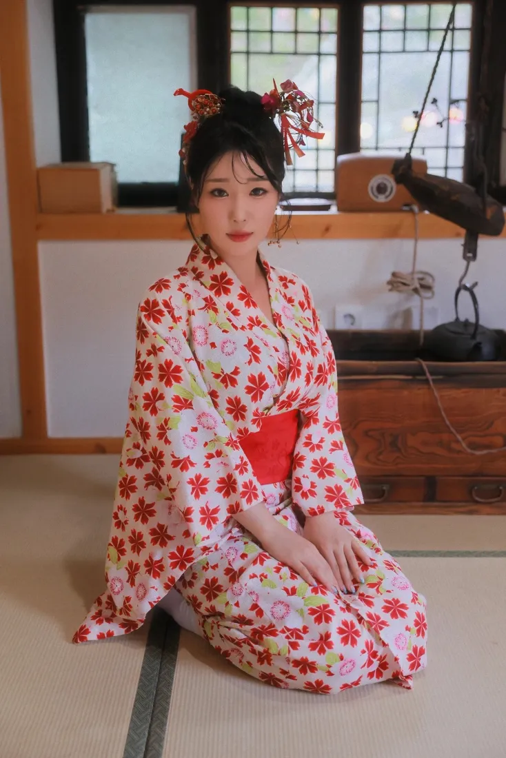 （和服美女手机壁纸｜日式房间背景图片 - 红色花朵和服）「哲风壁纸」