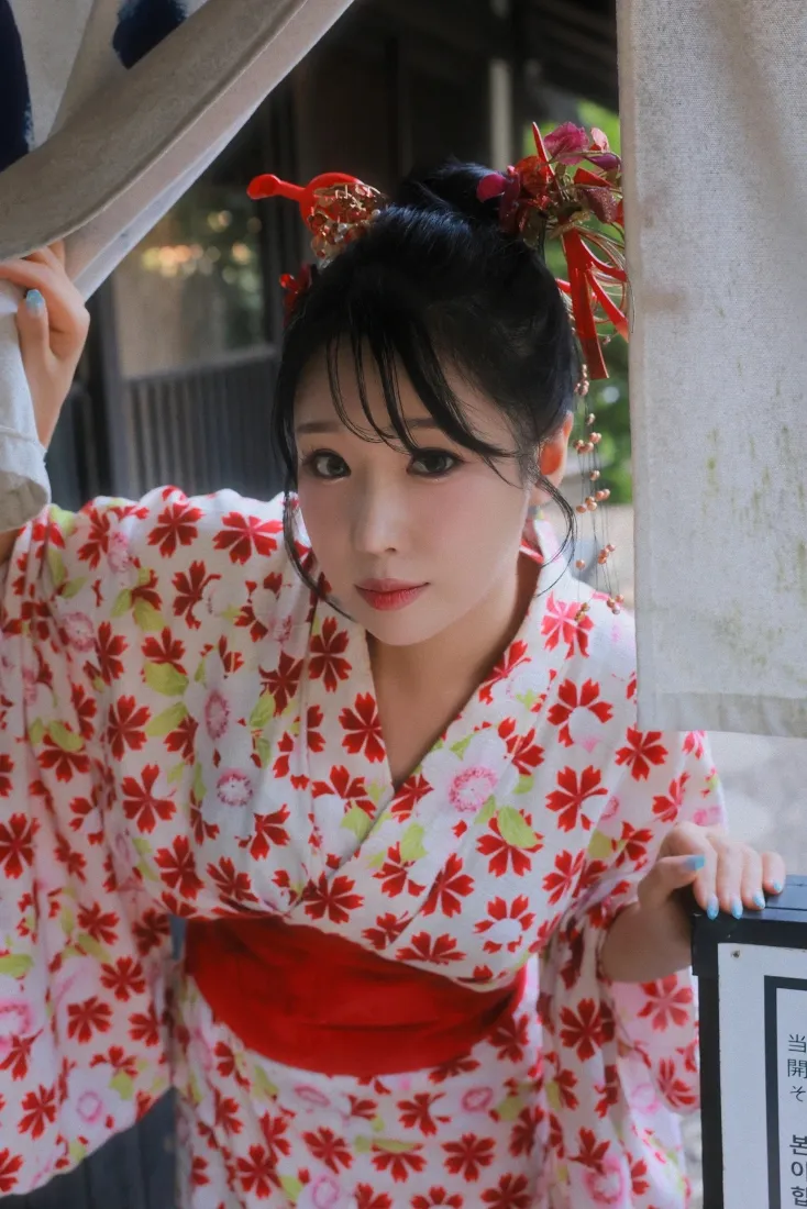 和服少女手机壁纸｜日式背景图片 - 红色花纹和服「哲风壁纸」