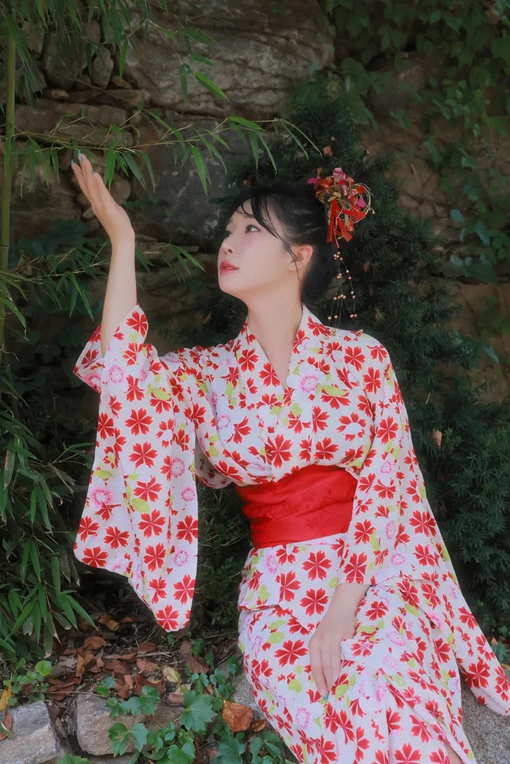红花和服手机壁纸｜绿植背景 - 户外写真「哲风壁纸」