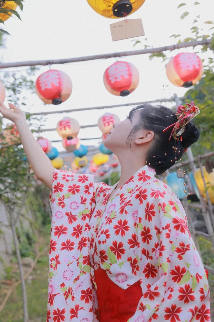 和服写真手机壁纸｜日式背景 - 红色灯笼绿植「哲风壁纸」