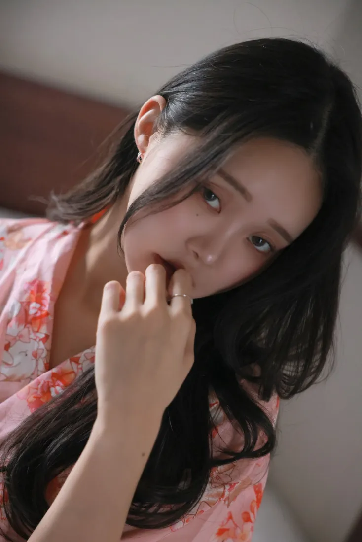 和服居家美女手机壁纸｜室内背景图片 - 粉色花饰「哲风壁纸」