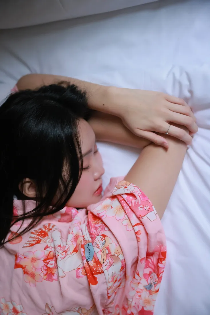 粉色和服女性手机壁纸｜白色床品背景 - 居家休憩「哲风壁纸」