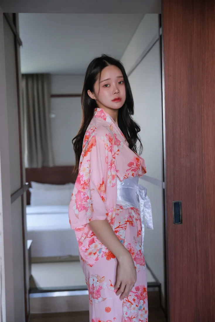 粉色和服美女手机壁纸｜居家房间背景图片 - 花饰「哲风壁纸」