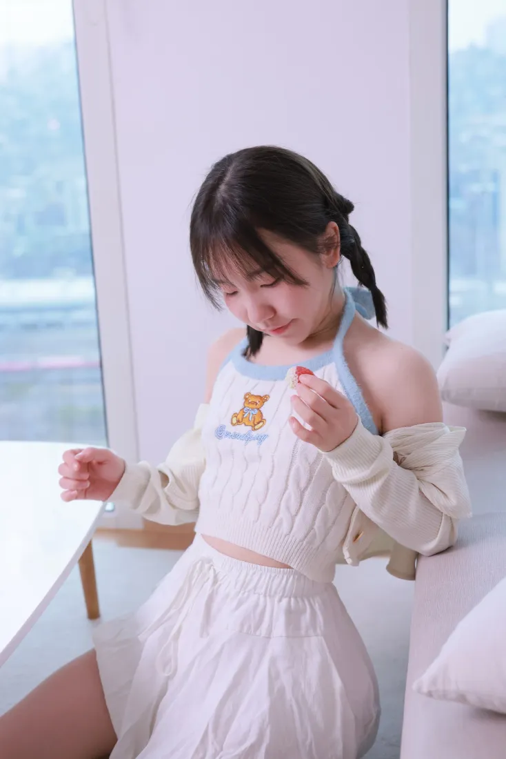 居家女孩手机壁纸｜室内背景图片 - 白色套装双马尾「哲风壁纸」