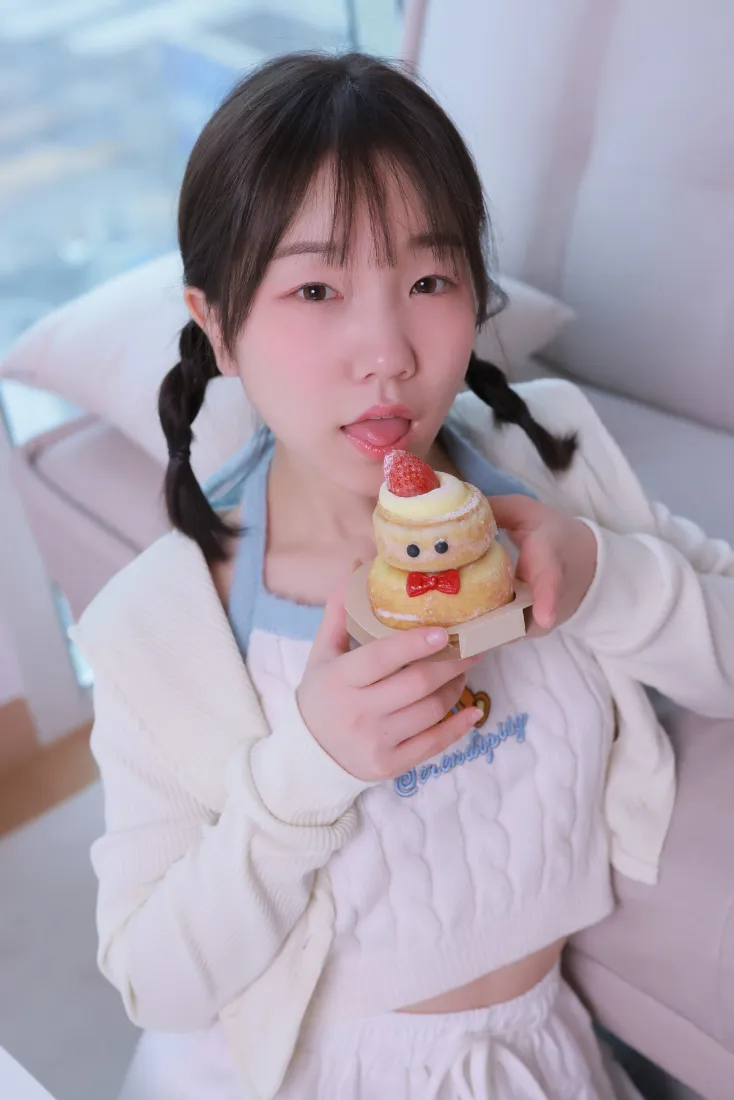 双马尾女孩手机壁纸｜居家背景 - 吃卡通蛋糕「哲风壁纸」