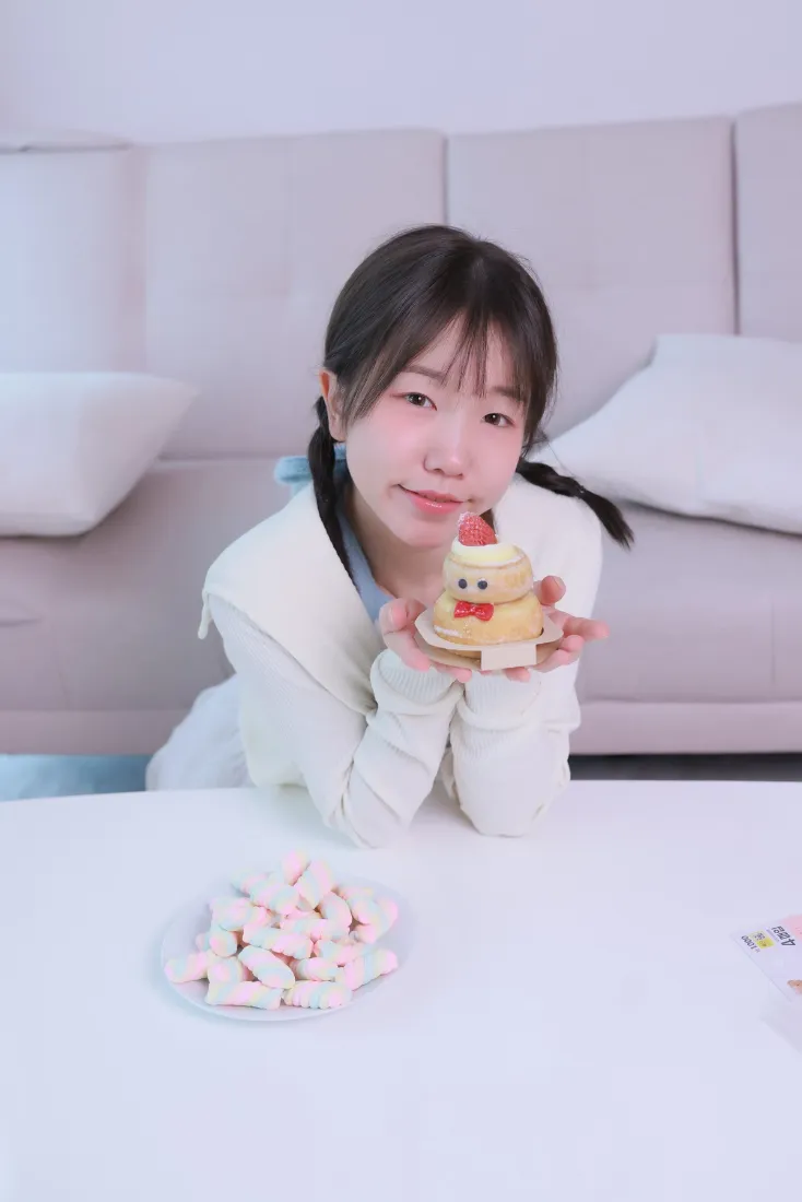 双马尾女孩手机壁纸｜居家休闲背景图片 - 小蛋糕甜点「哲风壁纸」
