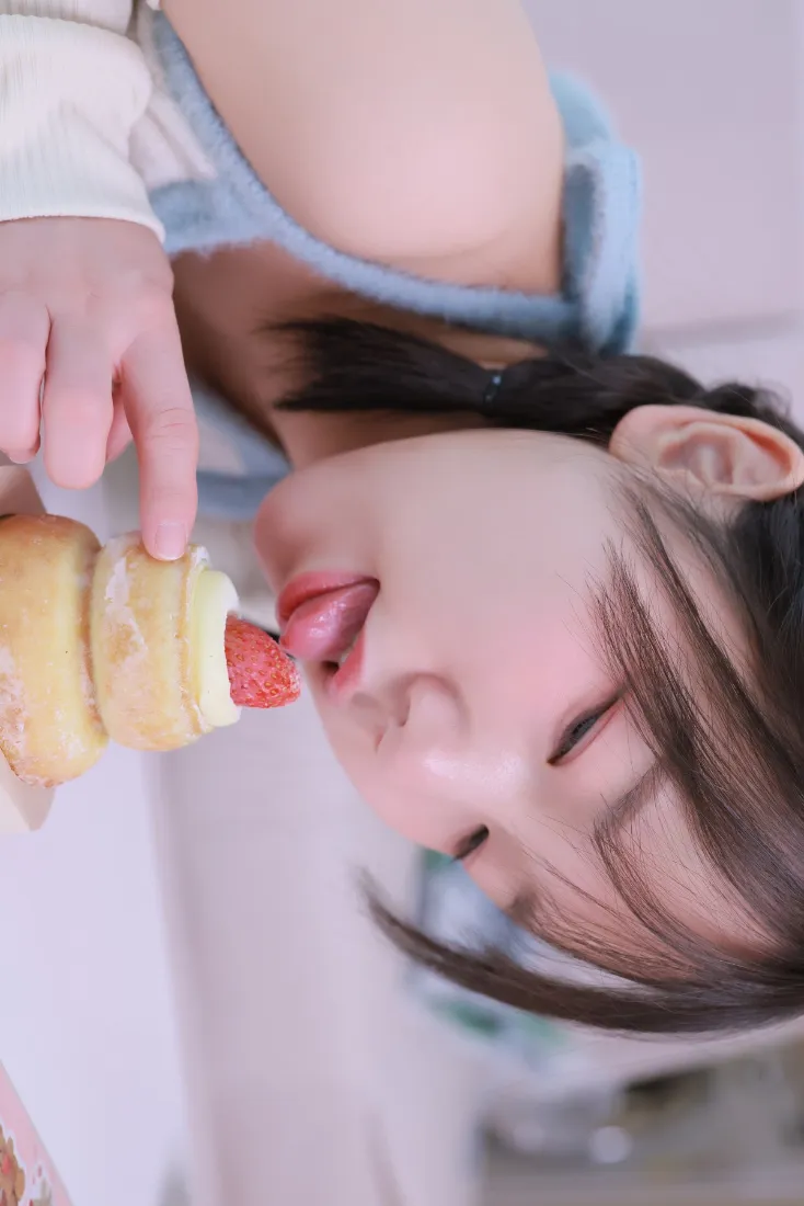 女孩吃蛋糕手机壁纸｜甜点背景图 - 零食草莓「哲风壁纸」