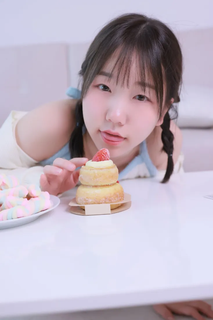 双马尾女孩手机壁纸｜居家背景图片 - 吃蛋糕零食「哲风壁纸」