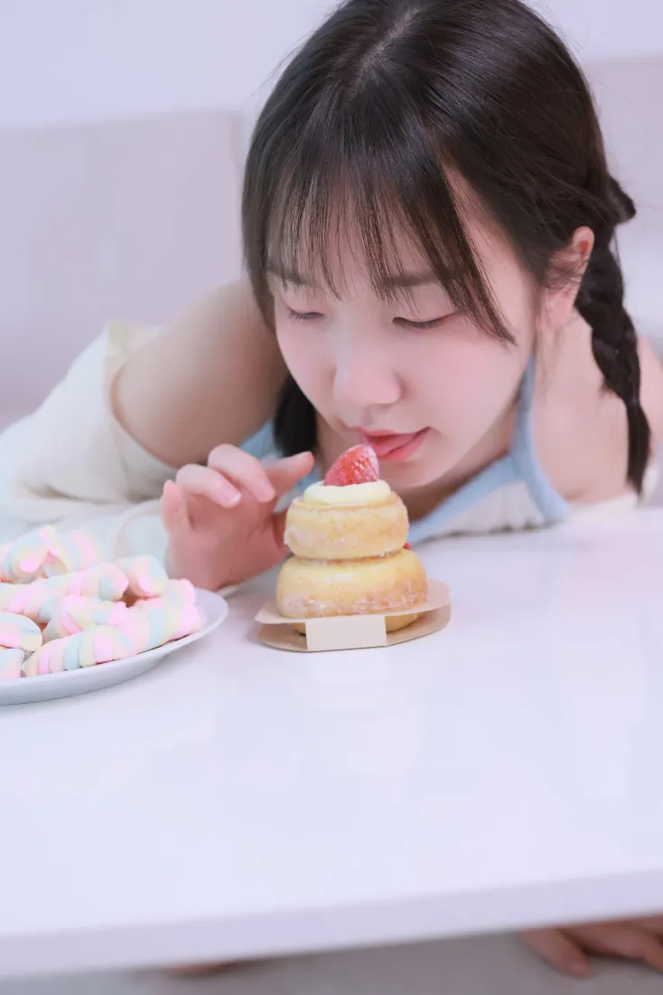 双马尾女孩手机壁纸｜室内背景图片 - 吃蛋糕棉花糖零食「哲风壁纸」