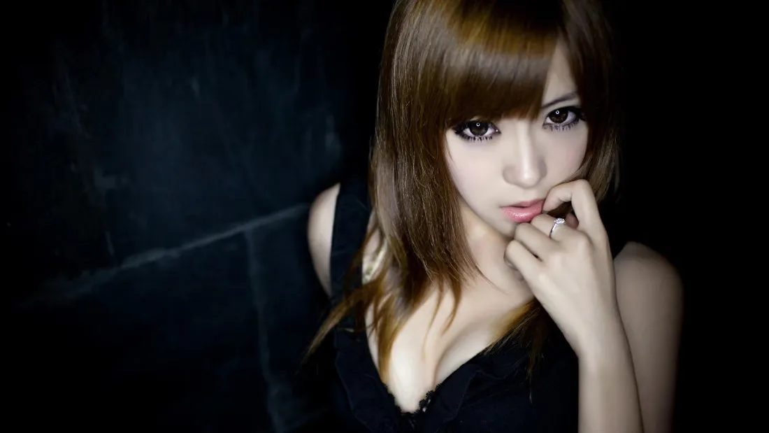 2k黑衣美女壁纸｜暗黑背景图片 - 迷人「哲风壁纸」