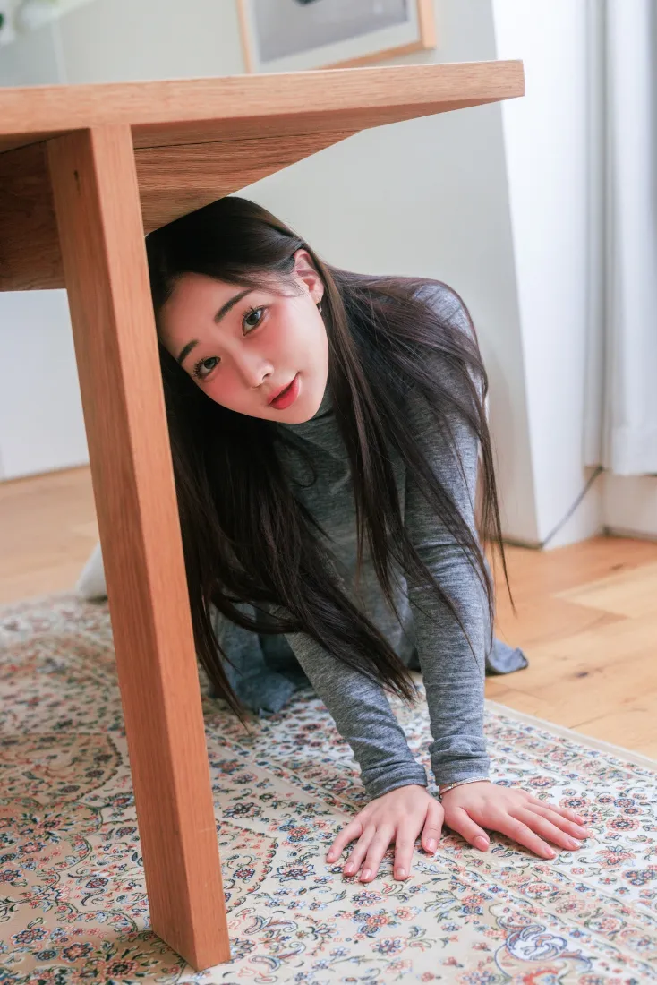 长发美女手机壁纸｜居家背景图片 - 灰色长袖「哲风壁纸」