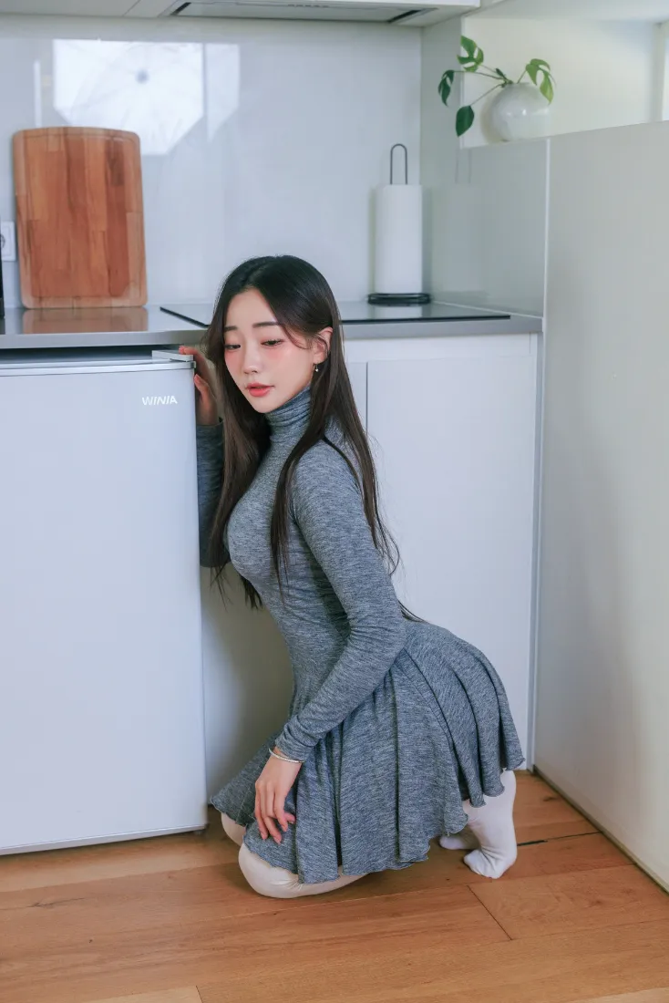 居家美女手机壁纸｜厨房背景 - 灰色连衣裙居家写真「哲风壁纸」