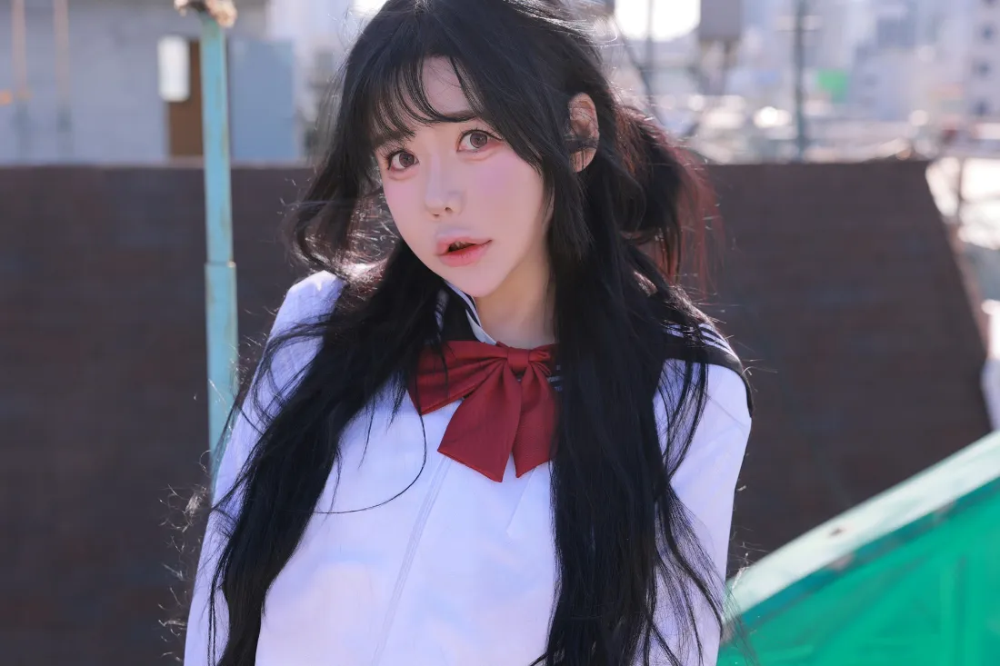 长发美女手机壁纸｜户外背景图片 - 红衣领结少女「哲风壁纸」