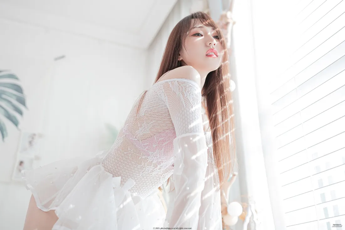 白衣美女手机壁纸｜阳光窗台背景图片 - 清新甜美「哲风壁纸」