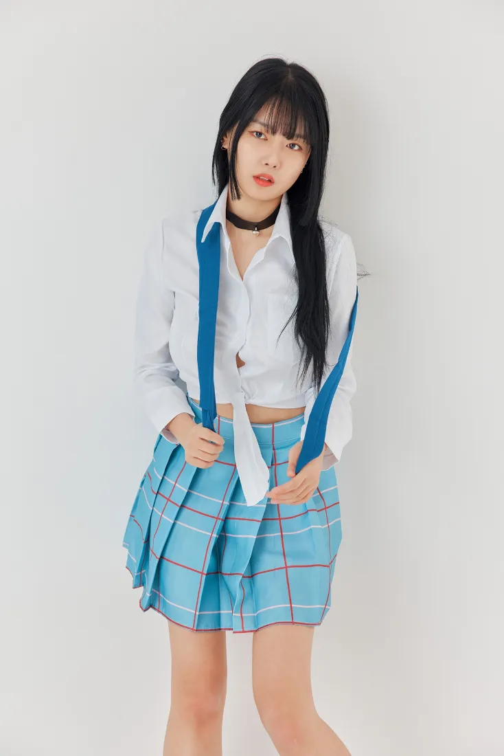 韩国女团写真手机壁纸｜白色背景图片 - 白衬衫蓝格裙「哲风壁纸」