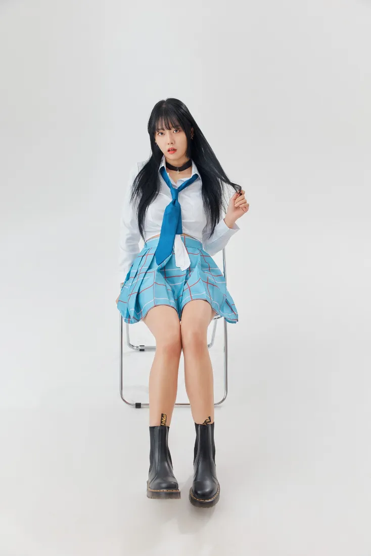 校园风女生手机壁纸｜蓝白穿搭背景图片 - 黑长直「哲风壁纸」