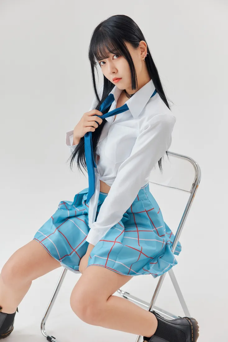 韩国女团写真｜JK制服背景图 - 青春甜美坐姿「哲风壁纸」