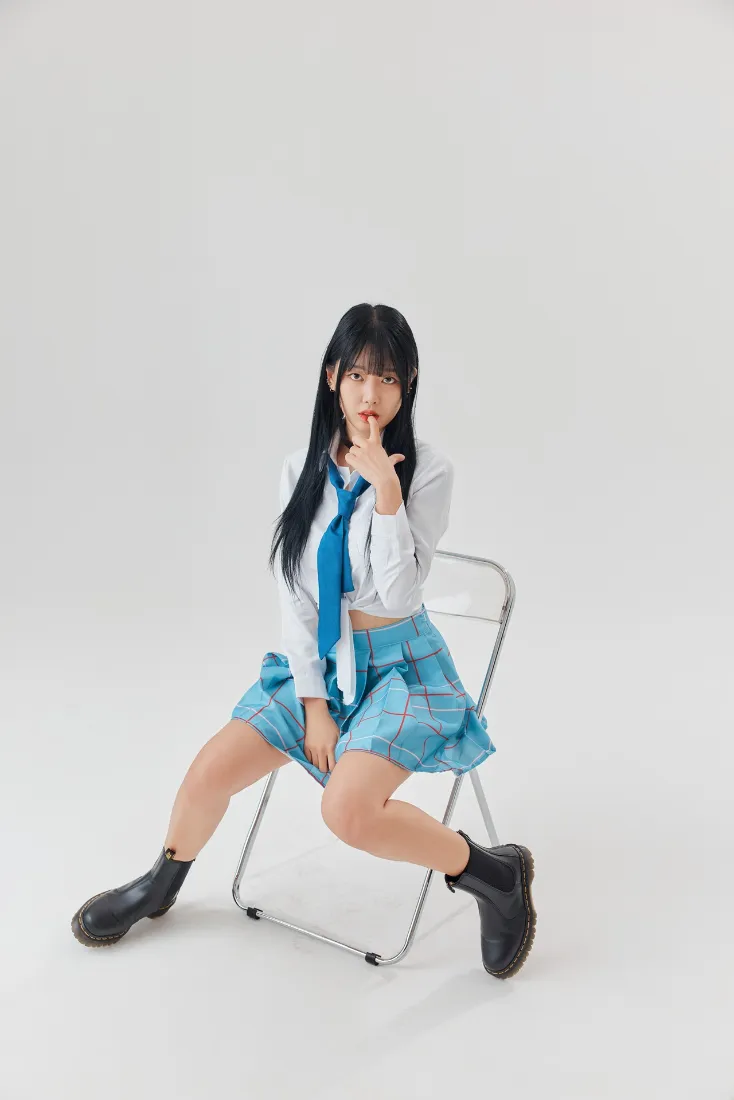 黑长直校服写真手机壁纸｜简约背景 - 韩国女团风「哲风壁纸」