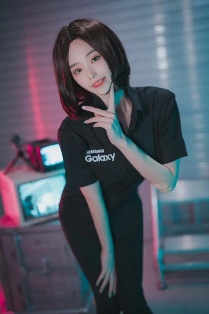 美女写真手机壁纸｜霓虹背景图片 - 黑色穿搭「哲风壁纸」