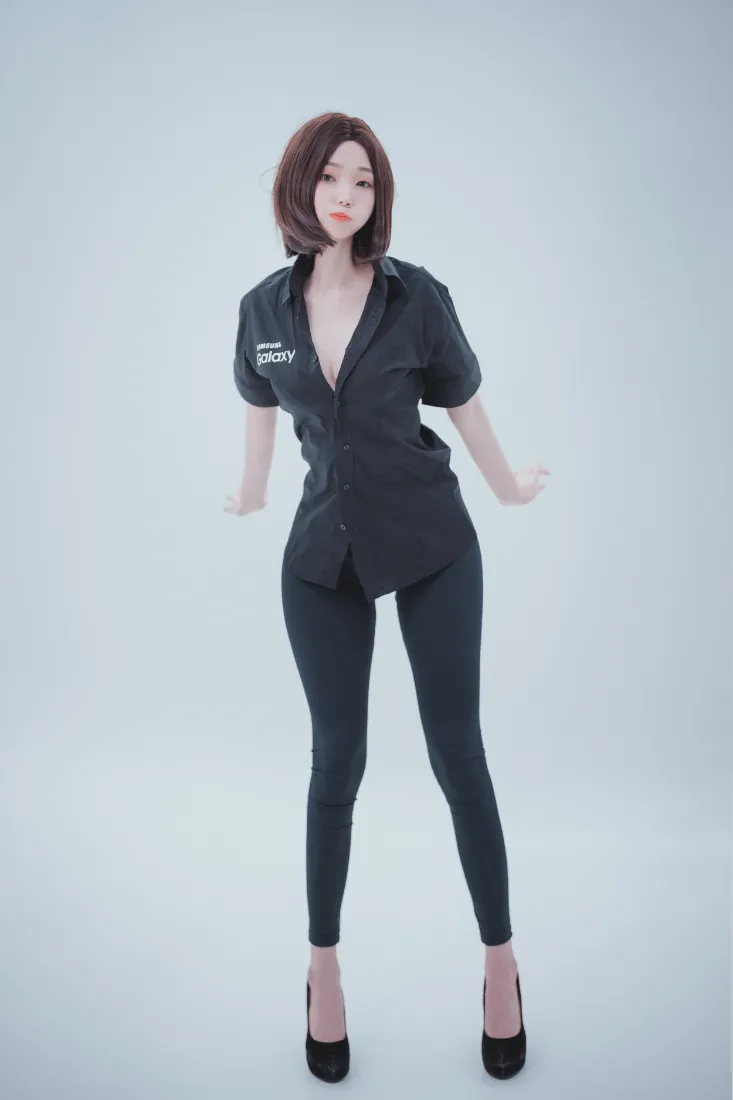 女性黑色职业装手机壁纸｜灰色背景图片 - 时尚穿搭「哲风壁纸」