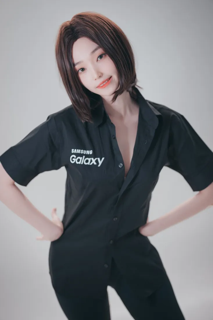 黑色GALAXY服装手机壁纸｜灰色背景 - 短发模特写真「哲风壁纸」