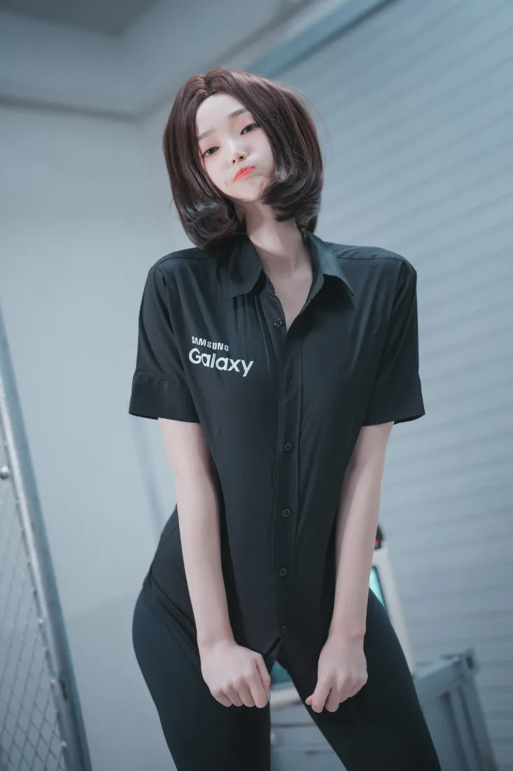 短发黑衣美女手机壁纸｜室内背景图片 - 时尚写真「哲风壁纸」