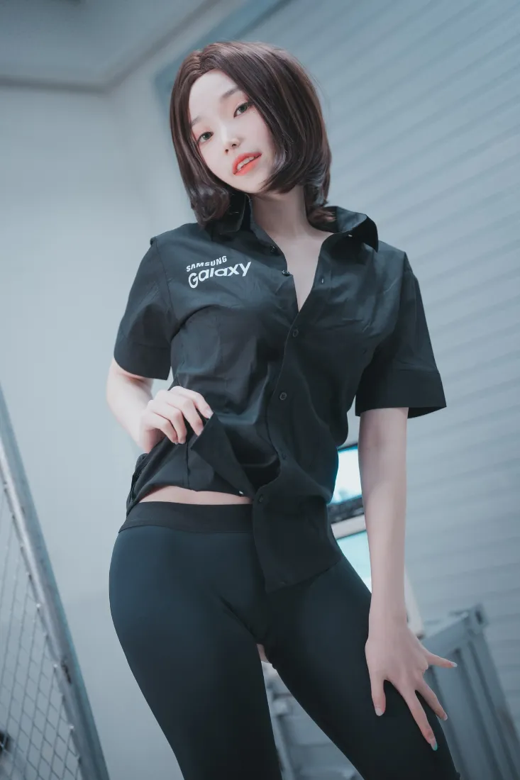 黑衣美女手机壁纸｜室内背景图片 - 黑色穿搭「哲风壁纸」