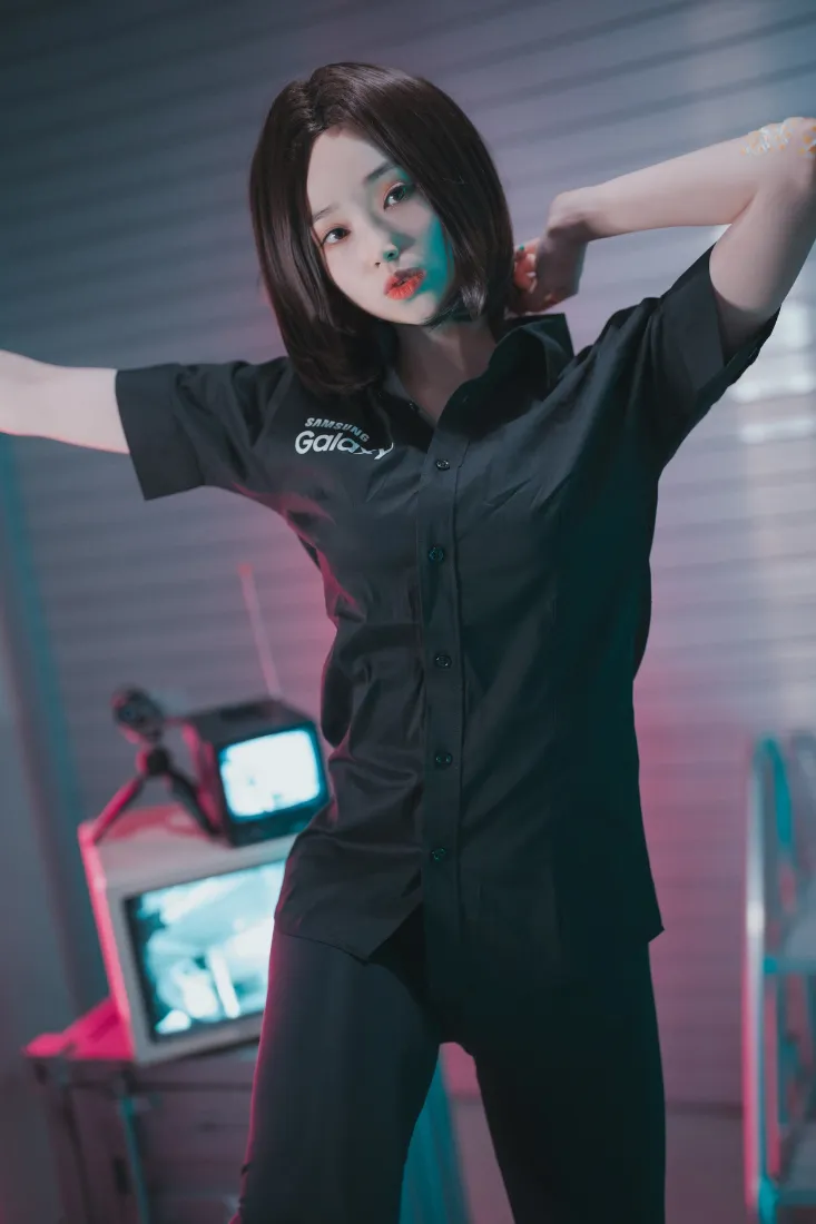 黑衣女性写真手机壁纸｜黑色背景 - 复古电视「哲风壁纸」