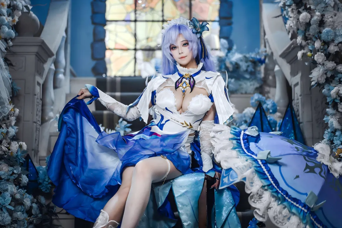 5k蓝发美女cos壁纸｜花朵楼梯背景 - 华丽cosplay「哲风壁纸」