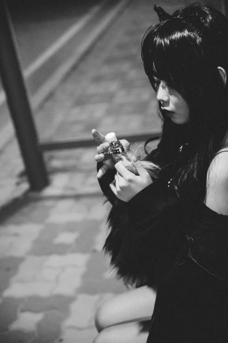 猫耳少女手机壁纸｜黑白色背景图片 - 零食与暗黑风格「哲风壁纸」