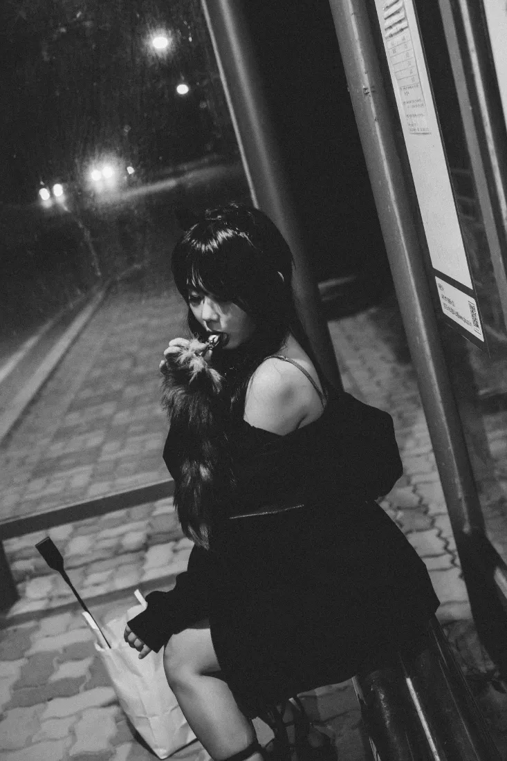 黑白色公交站手机壁纸｜夜晚街道背景图片 - 女孩雨伞「哲风壁纸」