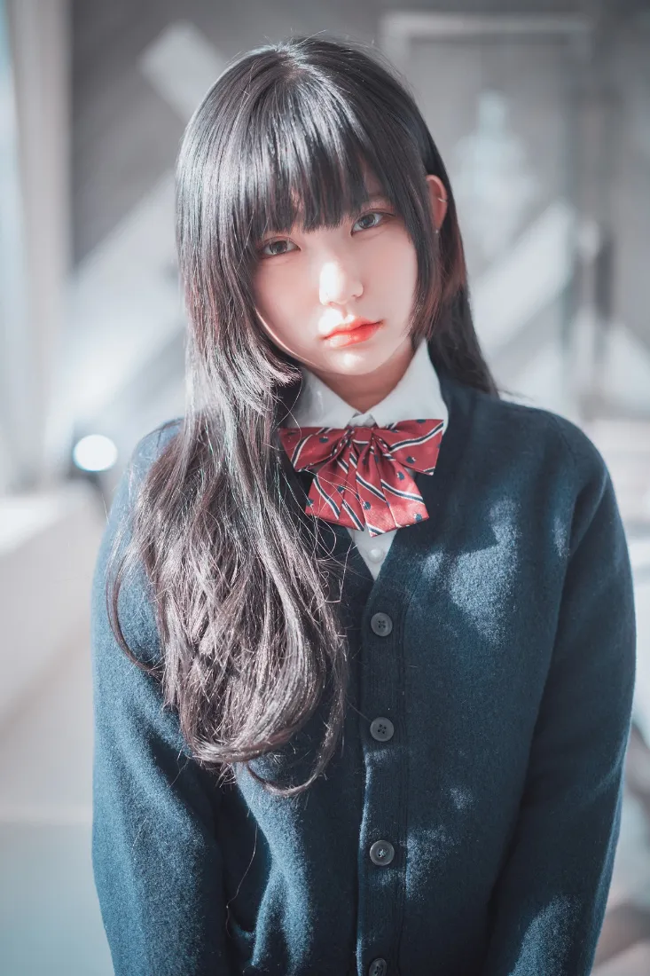 韩国美女手机壁纸｜室内背景图 - 红色领结校园穿搭「哲风壁纸」