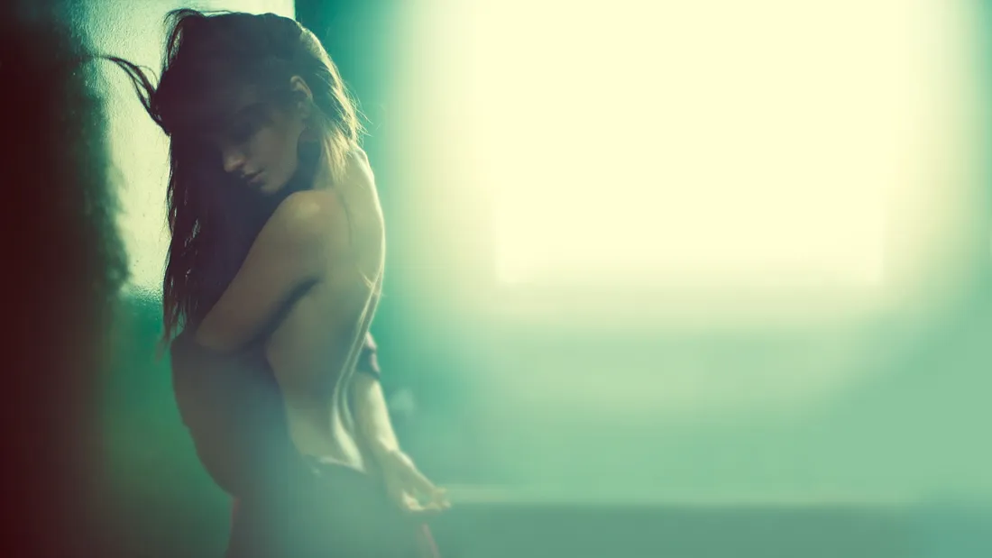 2k逆光美女壁纸｜朦胧背景图片 - 阳光性感曲线「哲风壁纸」