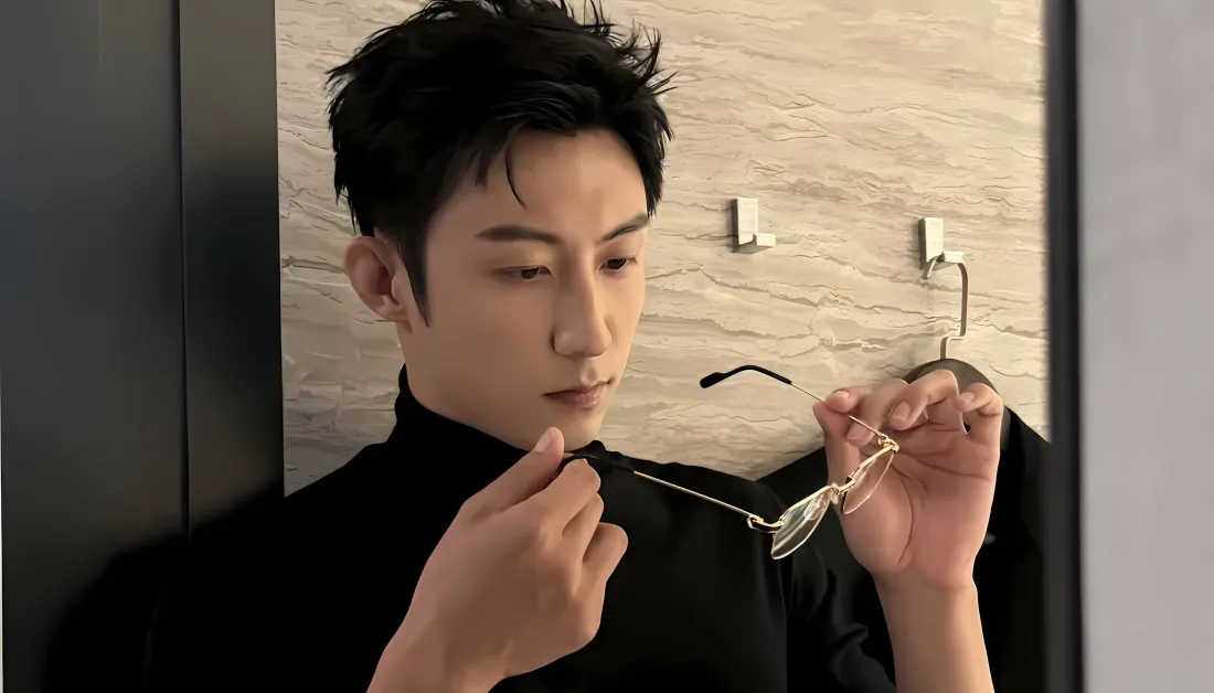 3k黄景瑜壁纸｜木质背景图片 - 黑色高领衫金丝框眼镜「哲风壁纸」