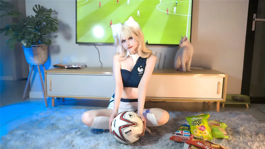 9k金发美女壁纸｜足球背景图片 - 室内零食猫咪「哲风壁纸」