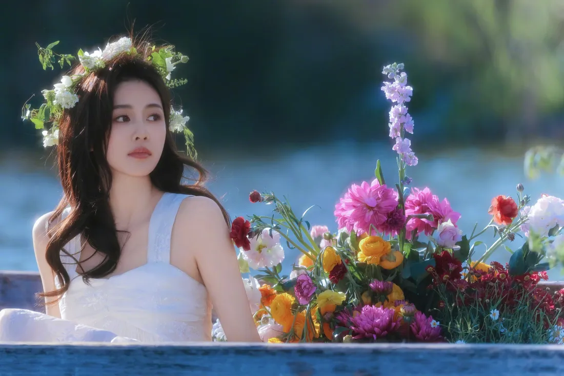 5k白衣女子花环壁纸｜自然风景背景图片 - 鲜花小船湖泊「哲风壁纸」