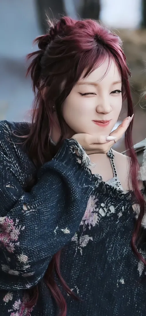 宋雨琦手机壁纸｜街拍背景图片 - 红发甜妹「哲风壁纸」