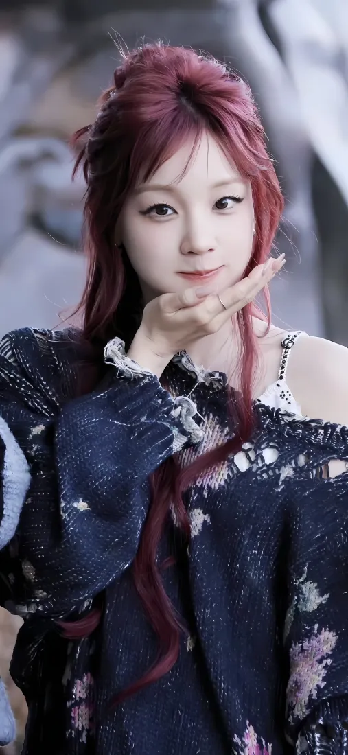 宋雨琦手机壁纸｜时尚背景 - 红发深色服装美女「哲风壁纸」