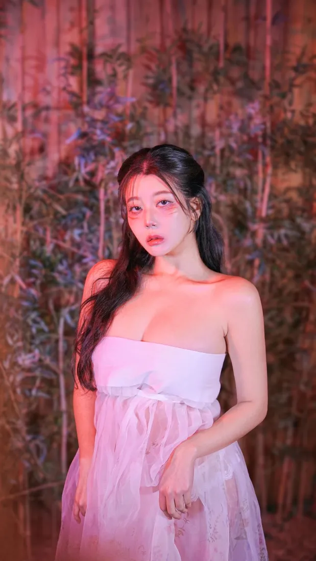 美女手机壁纸｜秋天竹林背景图片 - 粉色纱裙「哲风壁纸」