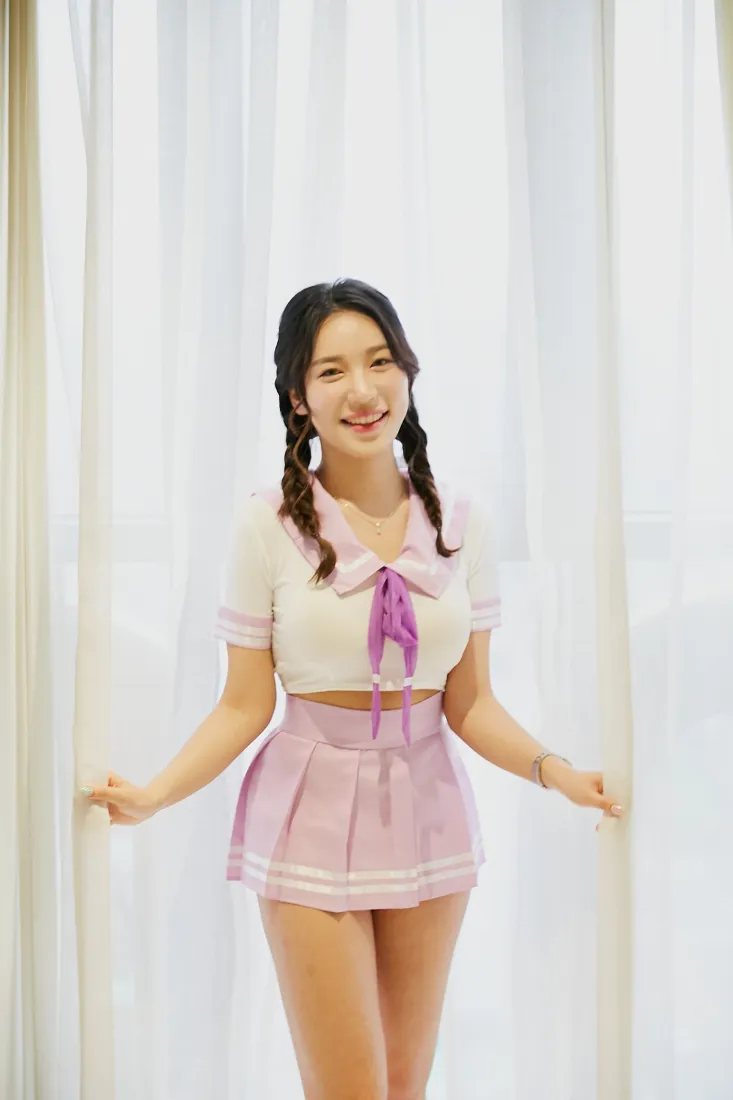 女孩手机壁纸｜居家窗帘背景 - 粉色短裙穿搭「哲风壁纸」