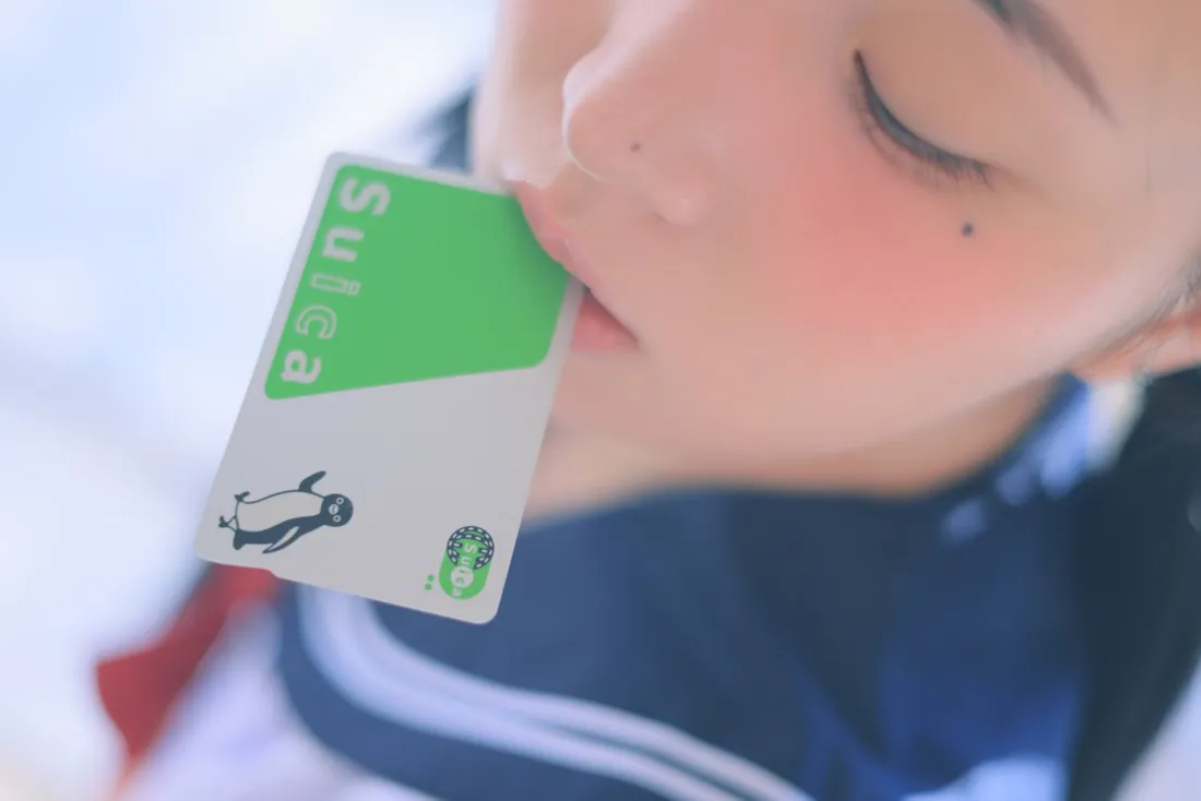 JK美女手机壁纸｜公交卡背景图片 - 阳光下清新校园风「哲风壁纸」