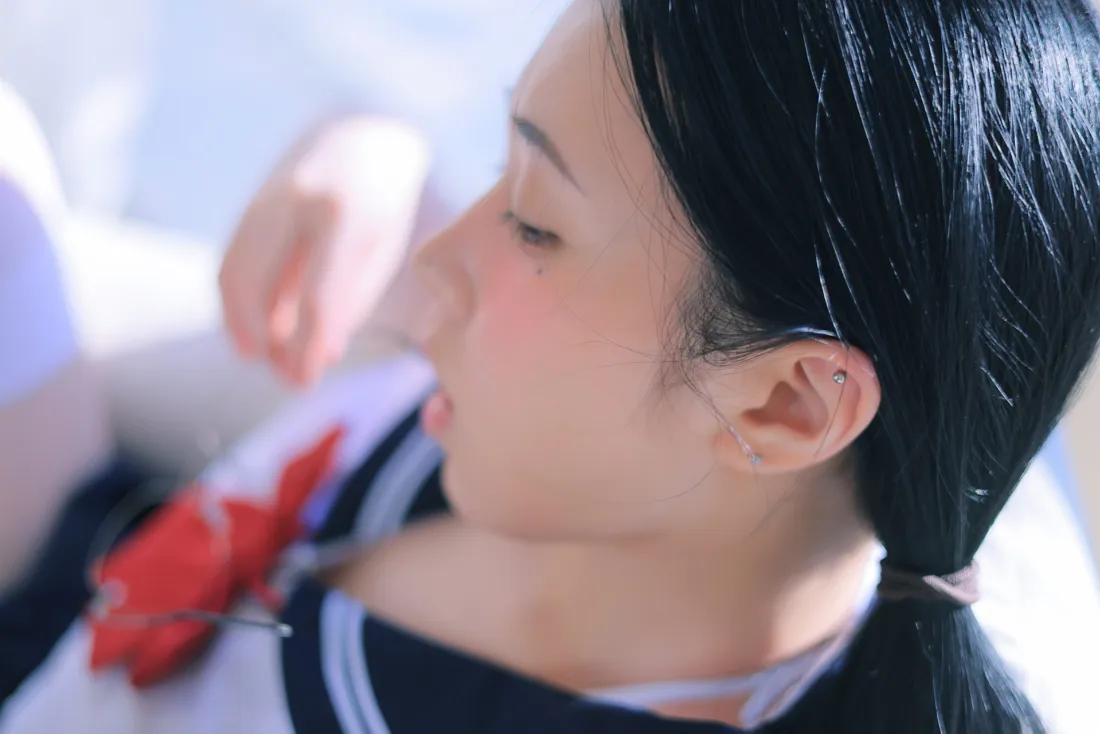 水手服美女手机壁纸｜阳光下背景 - 清新日系写真「哲风壁纸」