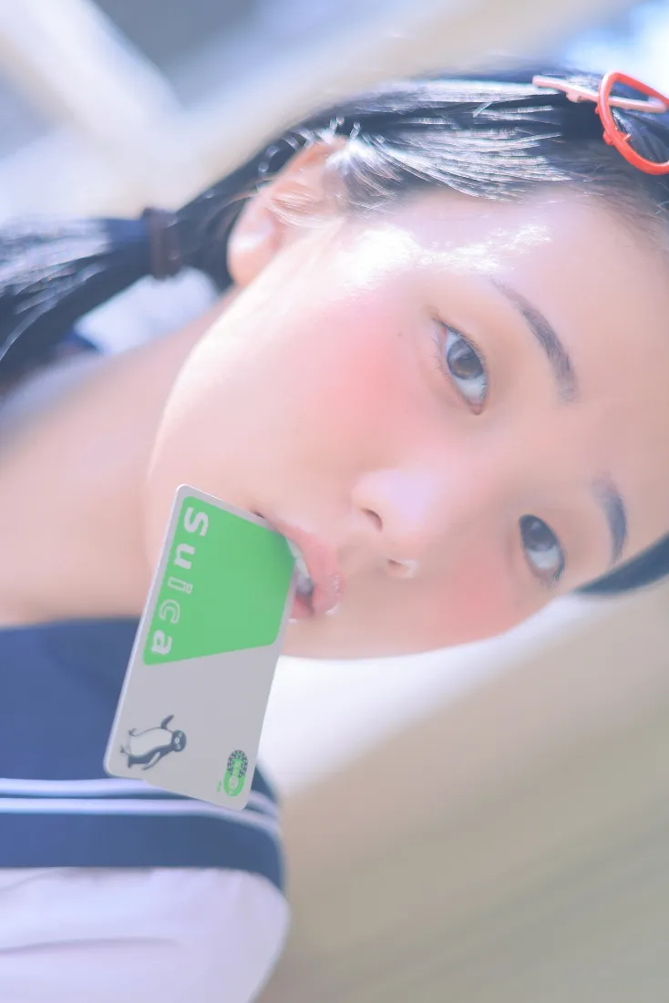 水手服美女手机壁纸｜阳光下背景图片 - 绿色卡片「哲风壁纸」