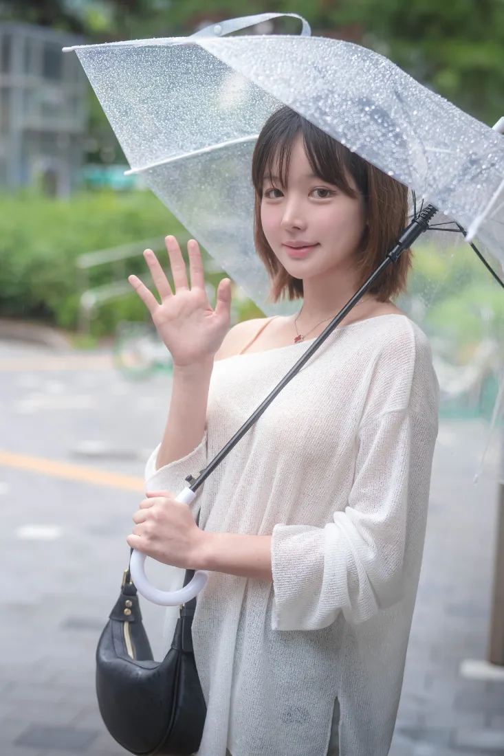 白衣女生手机壁纸｜雨天背景图片 - 透明伞街拍「哲风壁纸」