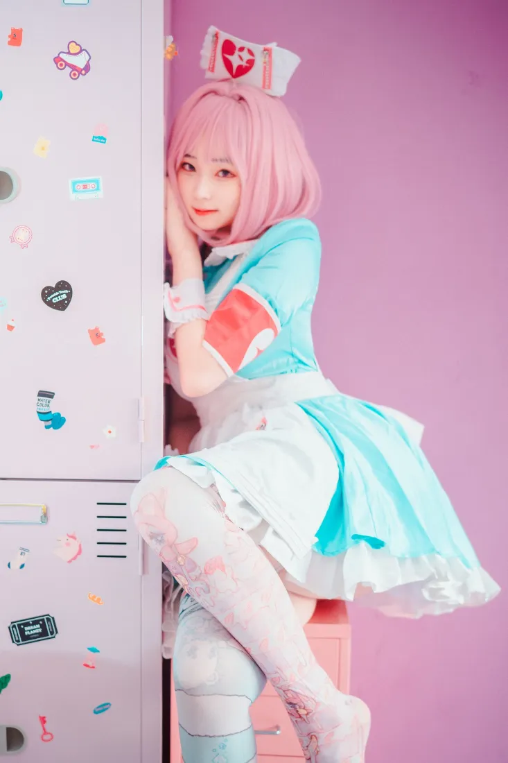 粉色头发美女手机壁纸｜粉色背景 - 韩国美女cosplay「哲风壁纸」