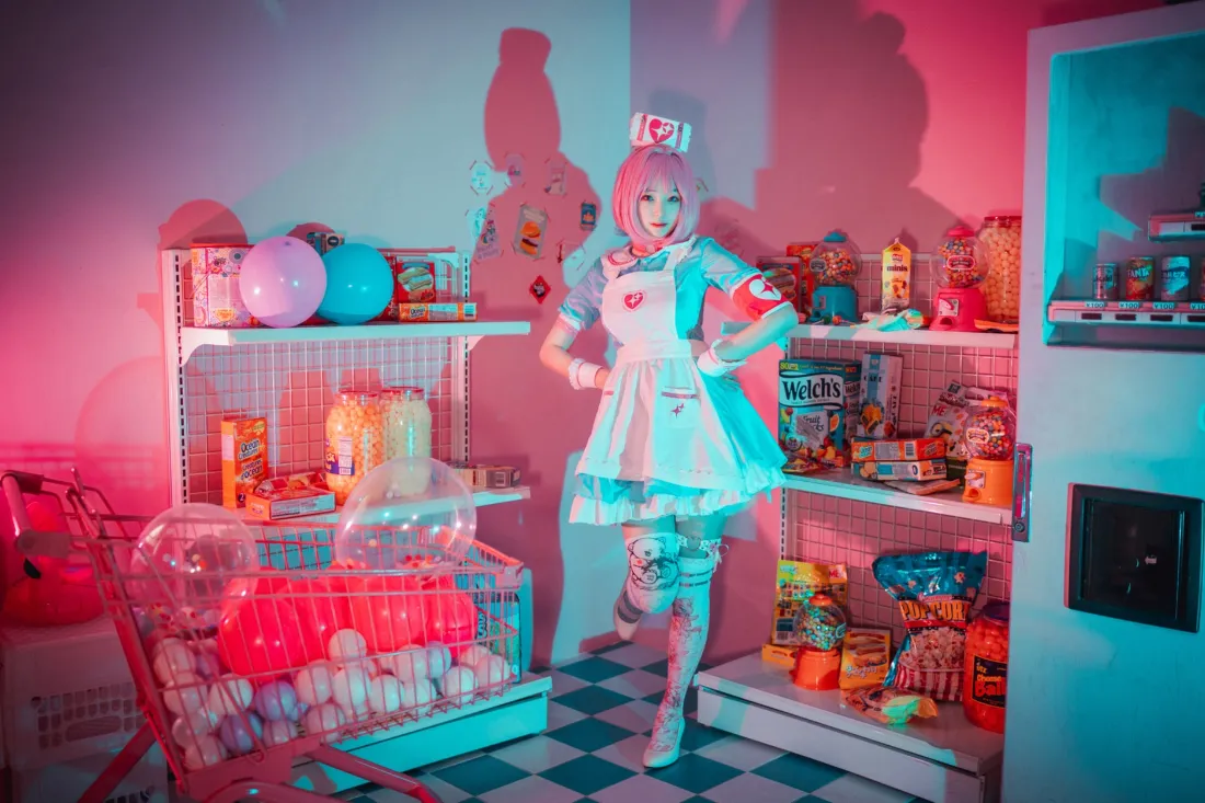 粉色头发护士cos手机壁纸｜超市零食架背景 - 红蓝灯光「哲风壁纸」